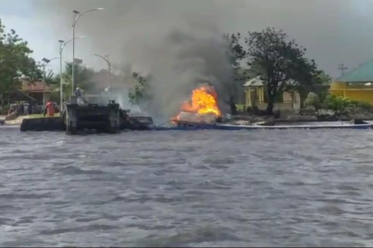 KM Fajrul terbakar di Perairan Kecamatan Lede, Kabupaten Taliabu, Maluku Utara, Sabtu (29/06/2019)
