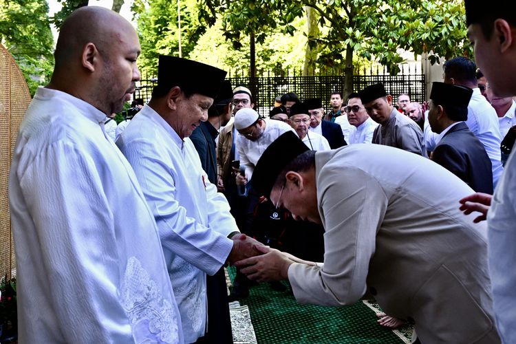 Momen WNI di Paris Bertemu Prabowo saat Shalat Idul Adha: 