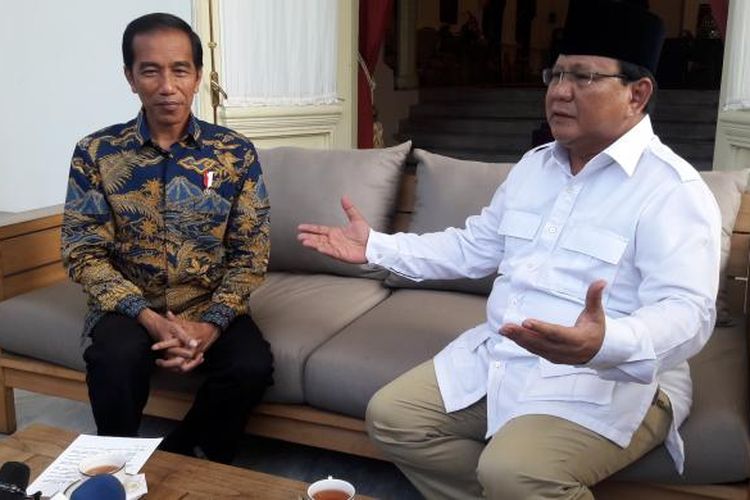 Presiden Joko Widodo dan Ketua Umum Gerindra Prabowo saat bertemu di Istana Merdeka Jakarta, Kamis (17/11/2016).