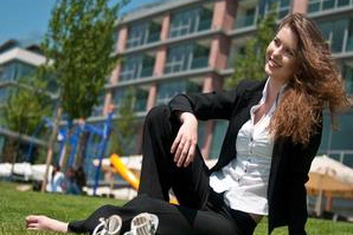 Saat makan siang adalah saatnya Anda menurunkan stres diri. Lakukan apa yang Anda anggap bisa menenangkan diri. 