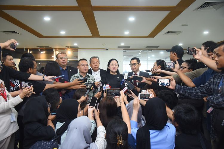 Ketua DPR RI Puan Maharani usai Rapat Pimpinan (Rapim) dan Rapat Konsultasi pertama di Gedung Nusantara II, DPR RI, Senayan, Jakarta, Senin (14/10/2024).