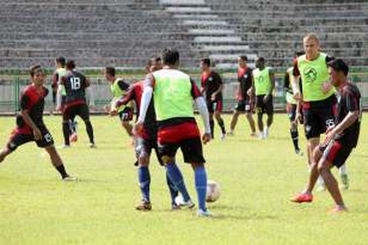 Para pemain Persegres Gresik United saat latihan di Stadion Petrokimia. 