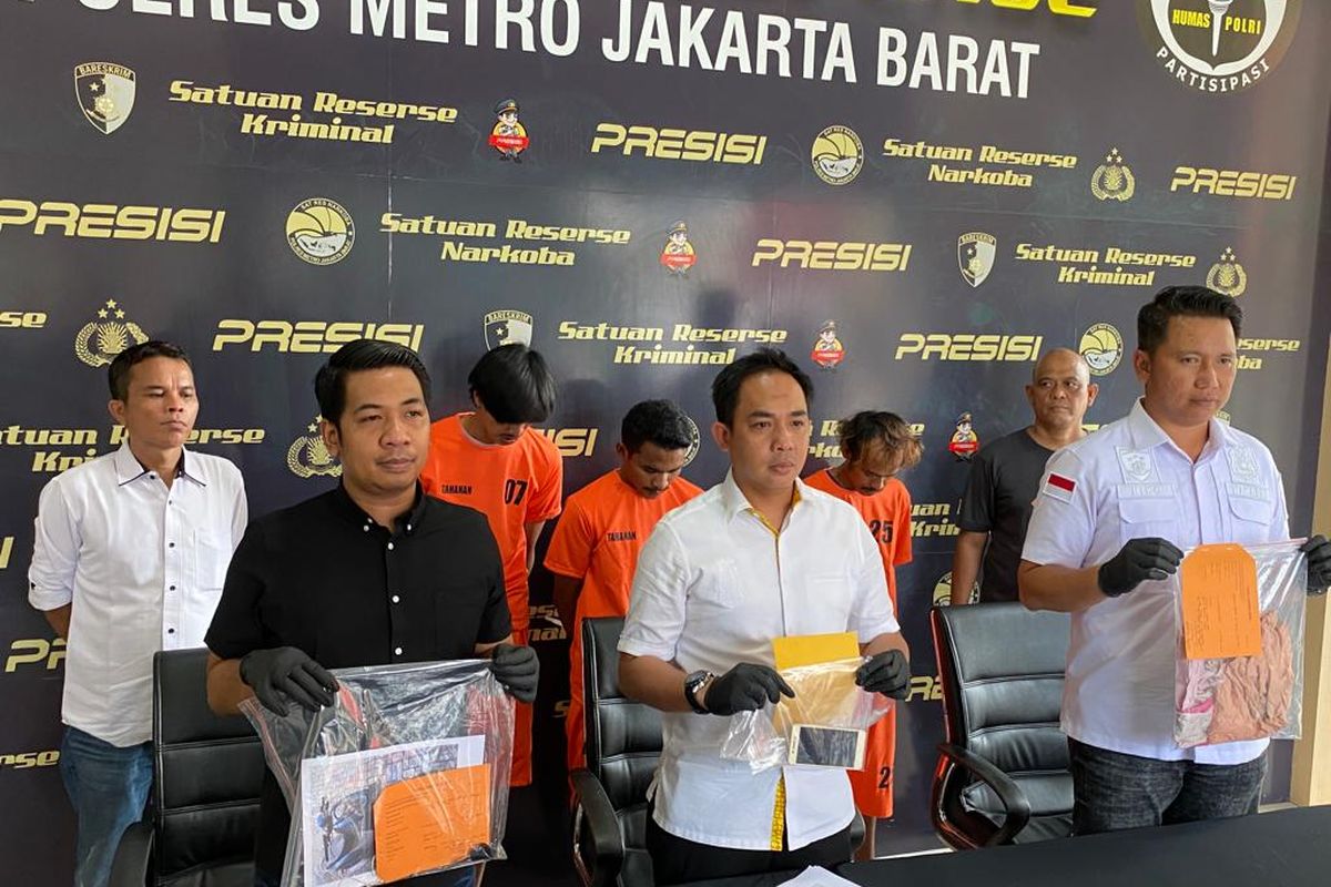 Kasat Reskrim Polres Metro Jakarta Barat Kompol Andri Kurniawan mengungkapkan kasus penculikan dan pemerkosaan anak di bawah umur di Kebon Jeruk, Jakarta Barat. Konferensi pers digelar di Mapolres Metro Jakarta Barat, Senin (8/5/2023). 