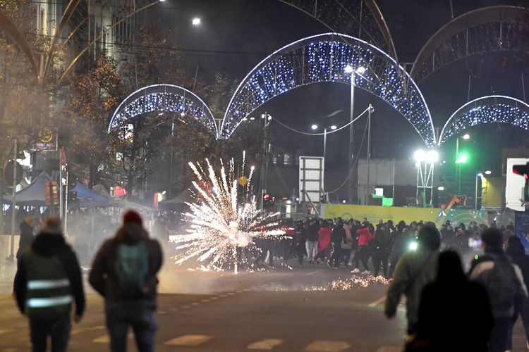 Fans bereaksi di Brussel, Belgia, setelah Perancis menang melawan Maroko dalam pertandingan semifinal Piala Dunia di Qatar pada Rabu (14/12/2022) malam waktu setempat.