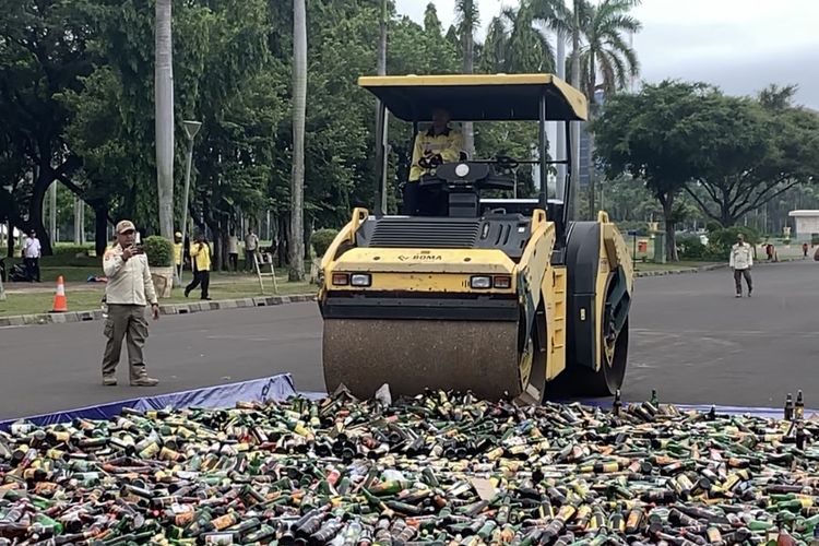 9.712 Botol Vodka dan Anggur Ilegal Dimusnahkan, Dilindas Alat Berat di Monas