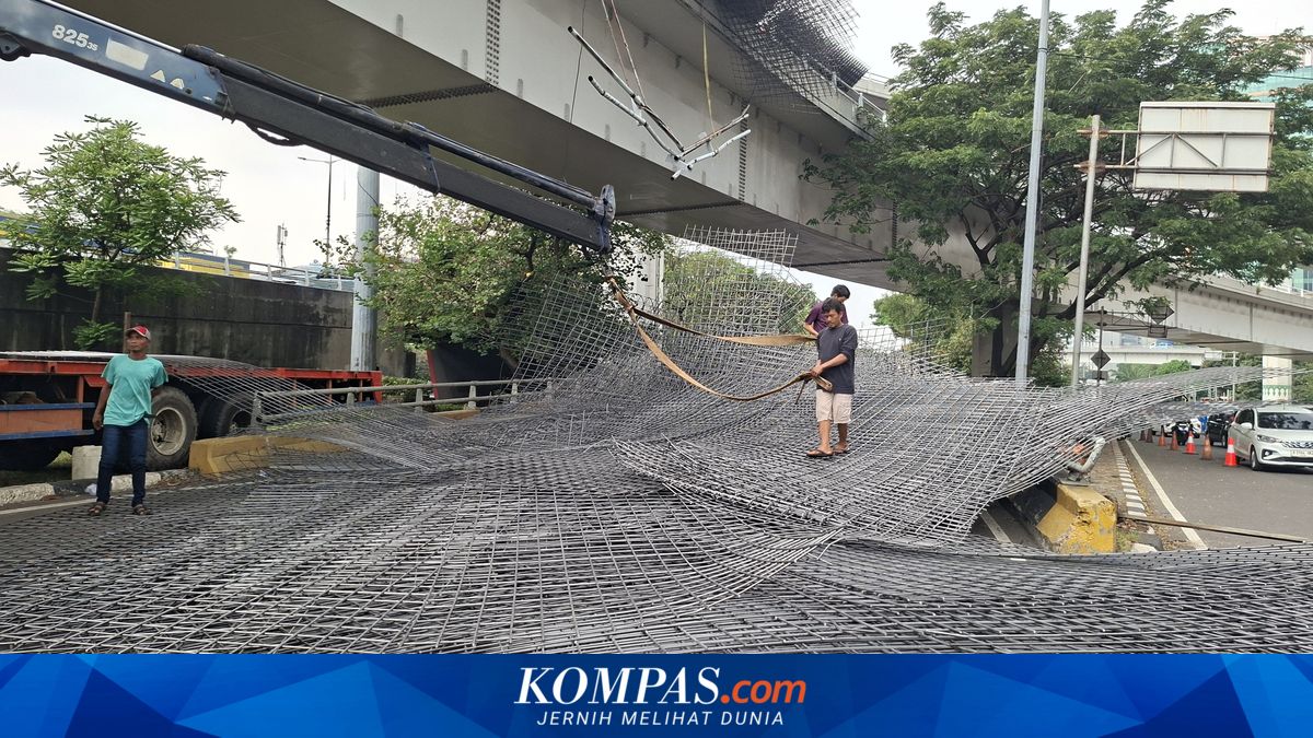 Saat 30 Ton Besi Berserakan di Flyover Tomang, Lumpuhkan Jalan Sepanjang Hari