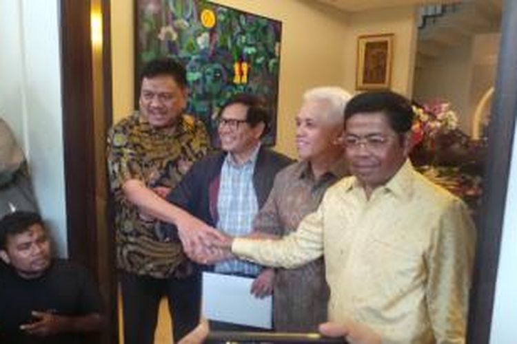 Perwakilan Koalisi Indonesia Hebat Olly Dondokambey dan Pramono Anung bertemu perwakilan Koalisi Merah Putih  Hatta Rajasa dan Idrus Marham usai membahas revisi UU MD3 di kediaman Hatta, Sabtu (15/11/2014). Kedua pihak mencapai kata sepakat.