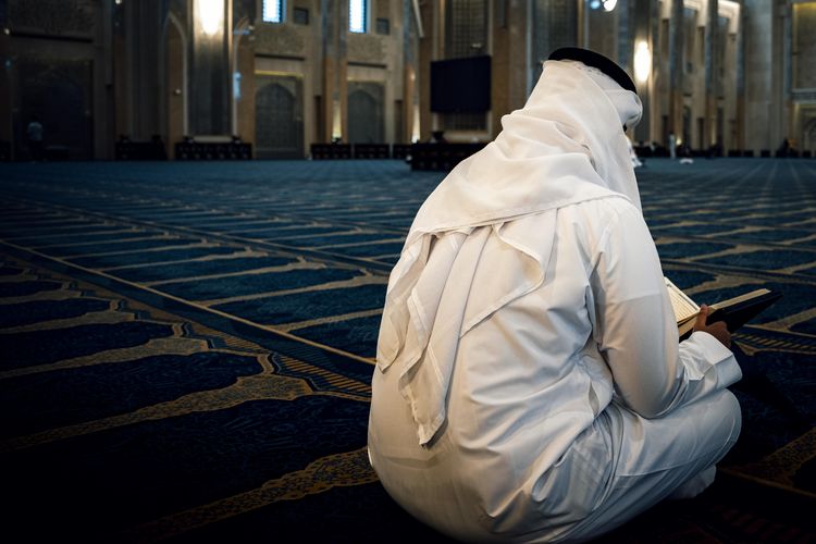 Bacaan niat iktikaf lengkap dengan Arab, latin, dan artinya, serta penjelasan jenis niat iktikaf menurut syariat.