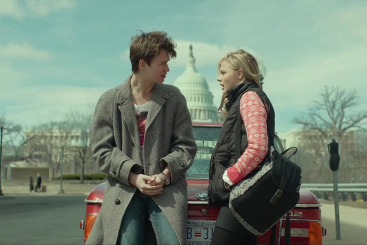 Chloë Grace Moretz dan Ansel Elgort dalam film November Criminals (2017).