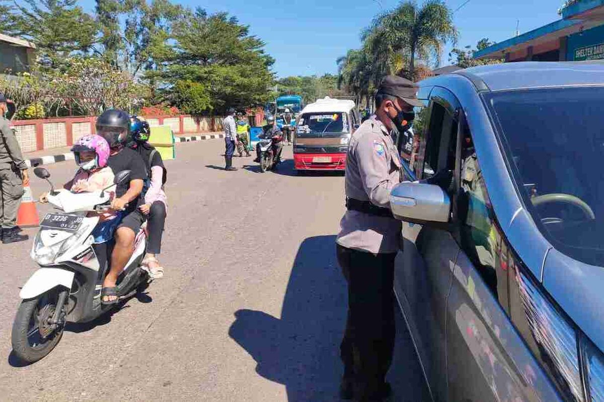 Polres Sumedang melakukan penyekatan di wilayah Jatinangor. Pada masa PPKM level 4, Polres Sumedang akan memberlakukan ganjil genap bagi kendaraan yang masuk ke wilayah Sumedang kota. AAM AMINULLAH/KOMPAS.com