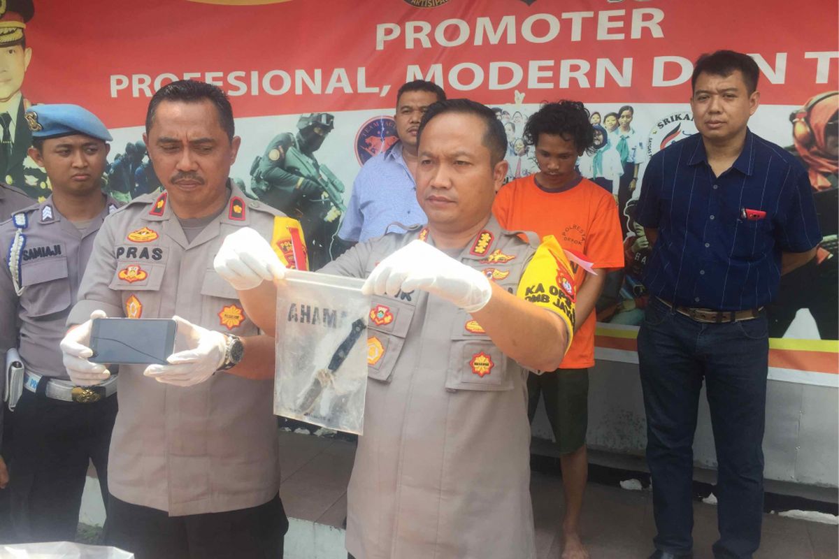 AR, warga Sawangan, Depok diamankan Polres Depok atas kasus pembunuhan yang dilakukan terhadap seorang pelajar berinisial AA, di Kali Ciputat, Sawangan, Depok, Sabtu (6/10/2018). Motif pembunuhan karena pelaku ingin merampas ponsel korban, Selasa (9/10/2018). 