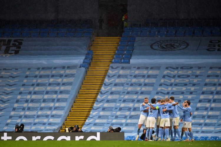 Para pemain Manchester City merayakan gol kedua Riyad Mahrez ke gawang Paris Saint-Germain pada laga leg kedua semifinal Liga Champions di Stadion Etihad, Rabu (5/5/2021) dini hari WIB.