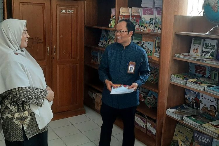 Sekretaris Badan Pengembangan dan Pembinaan Bahasa Hafidz Muksin (kanan) berkunjung ke perpustakaan SD Negeri 25 Kota Ternate, Provinsi Maluku Utara, Sabtu (18/11/2023).