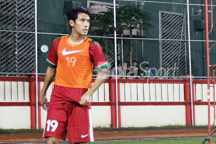 Gelandang Timnas U-23 Indonesia, Hanif Sjahbandi, melakukan pemanasan di laga uji coba melawan Timnas U-23 Thailand di Stadion PTIK, Jakarta, Kamis (31/5/2018).
