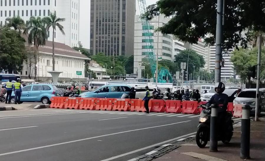 Ada Demo di Depan MK, Jalan Medan Merdeka Barat Arah Istana Masih Ditutup