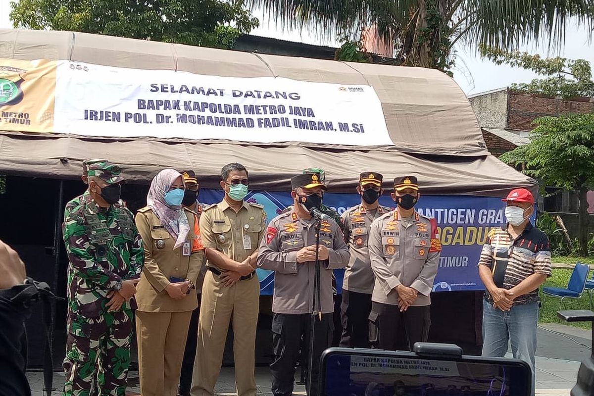 Kapolda Metro Jaya Irjen Fadil Imran bersama jajaran meninjau klaster Covid-19 di Kayu Putih, Pulogadung, Jakarta Timur, Senin (7/6/2021).