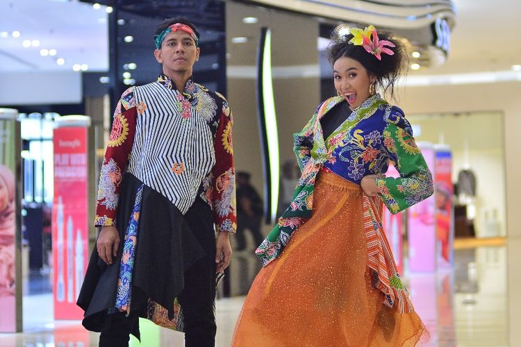 Outfit yang dikenakan dalam Teater Abnon 2017 berjudul Babe, Muka Kampung Rejeki Kota digunakan lagi dalam acara TAMAN (Abang None Jakarta Ramadhan) 2024 oleh Abang Jakarta Selatan 2012, Luthfi (kiri), dan None Kepulauan Seribu 2022, Adel (kanan).