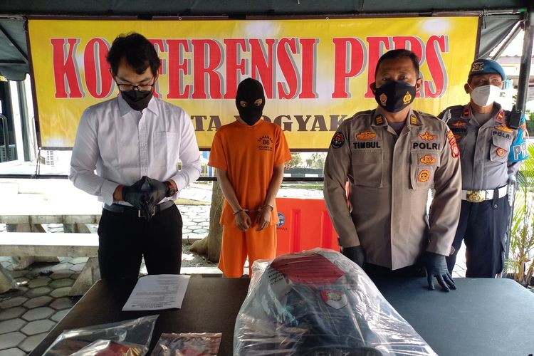 Iptu Andika (Kiri) dan MAA (tengah) saat jumpa pers si Polresta Yogyakarta, Kamis (31/3/2022)