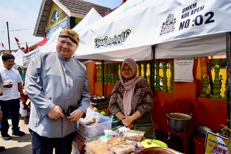 Menteri Koordinator Bidang Perekonomian (Menko Perekonomian) Airlangga Hartarto dalam prosesi puncak Saparan Apem Yaa Qawiyyu, Jumat (23/8/2024).