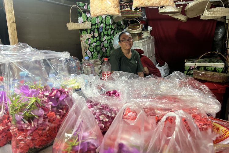 Penjual bunga di Tempat Pemakaman Umum (TPU) Karet Bivak, Jakarta Pusat, dapat omzet jutaan rupiah menjelang Ramadhan, Minggu (10/3/2024).