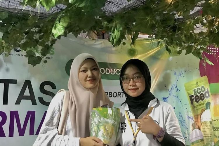 Destia Ardha Dewati bersama teman kampusnya membuat proyek usaha kecil dan kini berkembang menjadi Kumora Cookies.