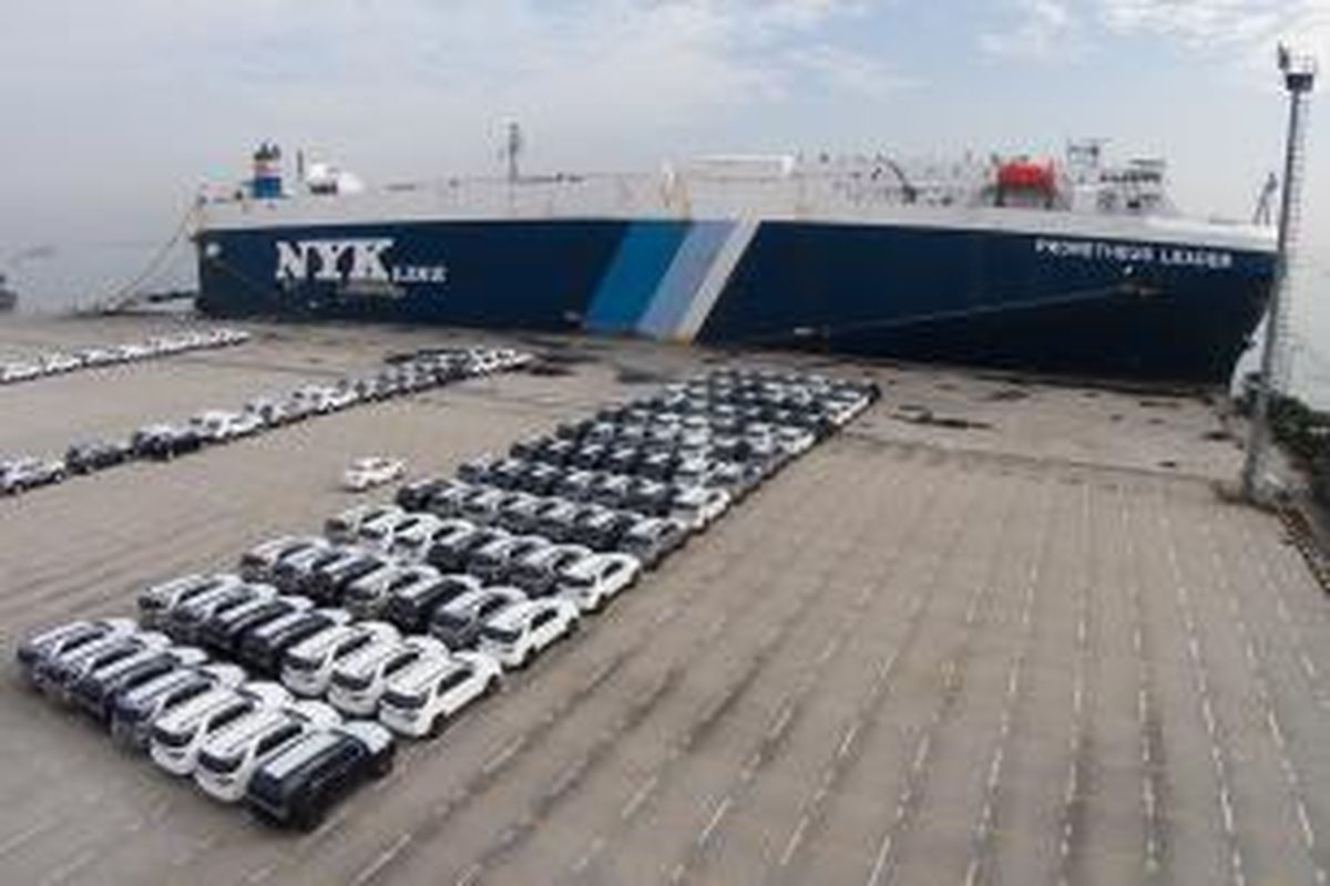 Mobil-mobil produksi PT Toyota Motor Manufacturing Indonesia diparkir di dermaga Car Terminal,  Tanjung Priok, Jakarta, Rabu (10/6/2015). Mobil-mobil ini akan diekspor ke sejumlah negara, antara lain di Timur Tengah.