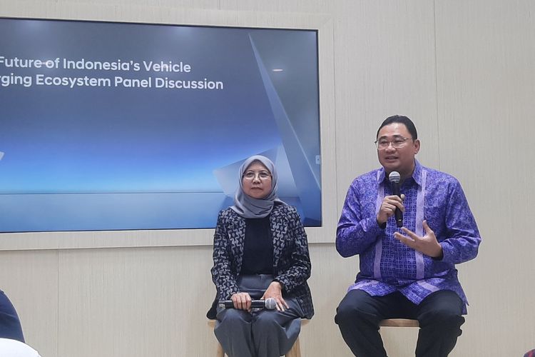 Direktur Retail dan Niaga PLN Edi Srimulyanti bersama Chief Operating Officer PT Hyundai Motors Indonesia, Fransiscus Soejopranato di GIIAS 2024, ICE BSD, Tangerang, Jumat (19/7/2024)