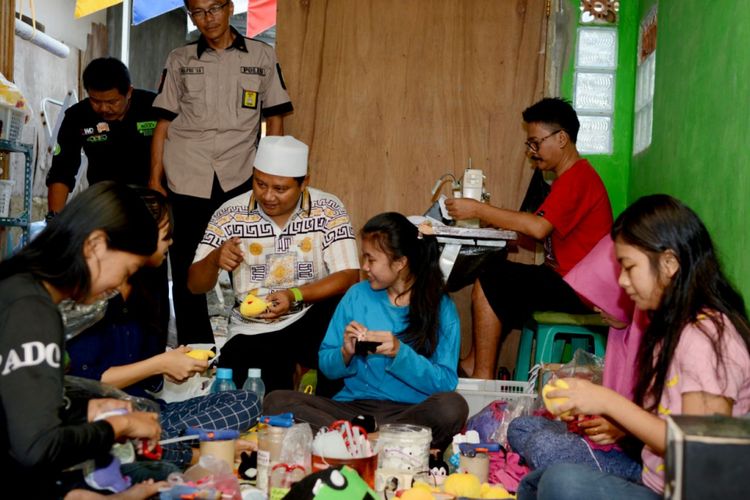 Kang Uu saat menyaksikan langsung pembuatan boneka di Kampung Boneka di Cikampek, Sabtu (4/3/2018).