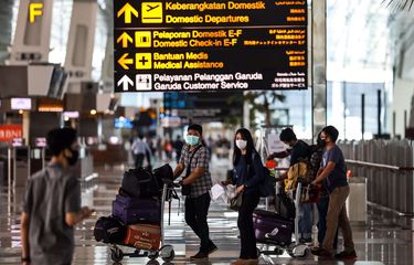 Penumpang saat tiba di terminal 3 Bandara Soekarno-Hatta, Tangerang, Banten, Selasa (12/5/2020). PT Angkasa Pura II mengeluarkan tujuh prosedur baru bagi penumpang penerbangan rute domestik selama masa dilarang mudik Idul Fitri 1441 H di Bandara Internasional Soekarno-Hatta.
