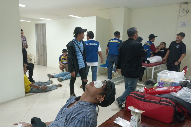 Korban akibat kerusuhan yang pecah usai laga Liga 2 2023-2024 antara Gresik United vs Deltras FC di Gelora Joko Samudro, Minggu (19/11/2023).
