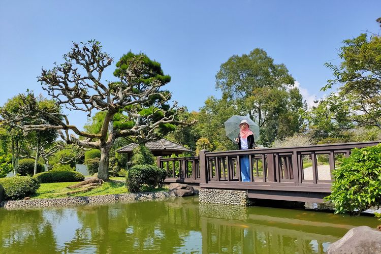 Taman Bernuansa Jepang di Taman Bunga Nusantara.