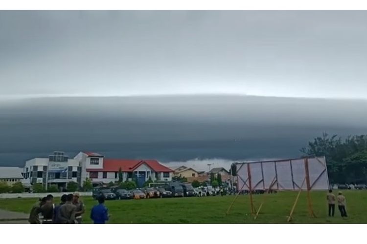 Viral foto dan video fenomena awan tsunami di Kepulauan Selayar, Sulawesi Selatan.