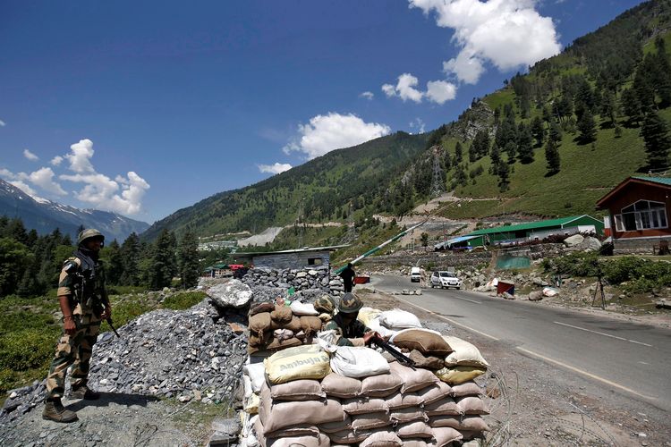 Tentara India berjaga di pos perbatasan negara yang terletak di jalan dataran tinggi Ladakh, pada 17 Juni 2020.