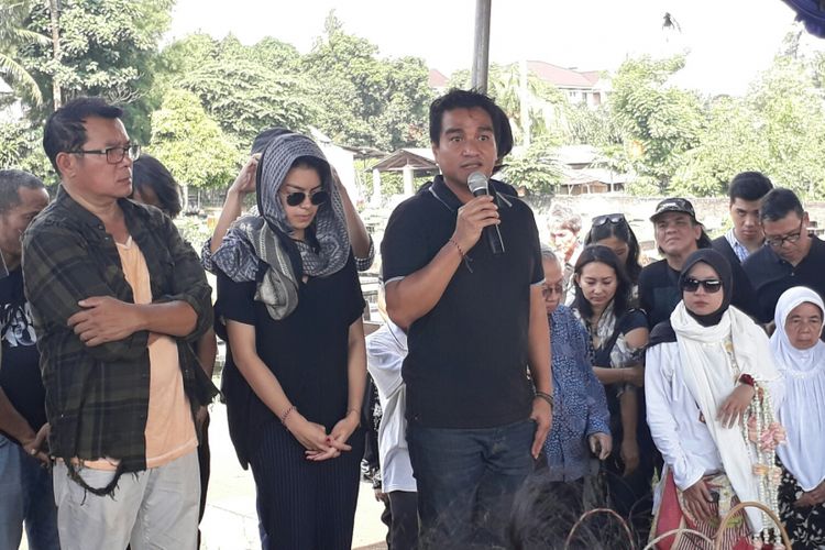 Mathias Muchus, Eva Celia, dan Indra Lesmana (pertama, kedua, dan ketiga dari kiri), memakamkan jenazah Nien Lesmana ke di TPU Tanah Kusir, Jakarta Selatan, pada Rabu (28/6/2017) siang.