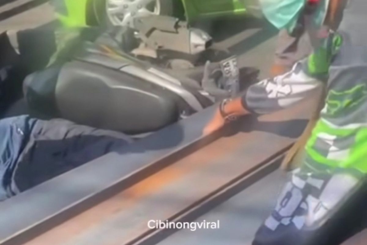 Kecelakaan lalu lintas melibatkan truk bermuatan besi terjadi di Jalan Raya Bogor-Jakarta tepatnya di Cibinong, Kabupaten Bogor, Jawa Barat, Rabu (28/5/2025). Seorang pengendara motor terjepit usai tertimpa muatan besi tersebut.