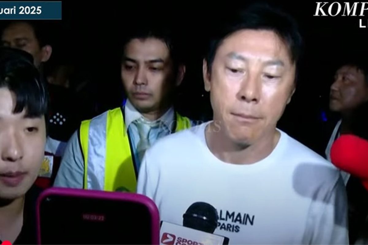 Eks pelatih timnas Indonesia, Shin Tae-yong sebelum pulang ke Korea Selatan melalui Bandara Internasional Soekarno-Hatta, Tangerang, Banten.