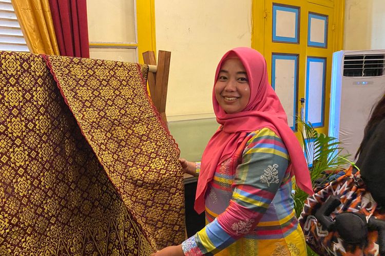 Penenun di Medan menunjukkan kain tenun, Kamis (4/11/2025). 