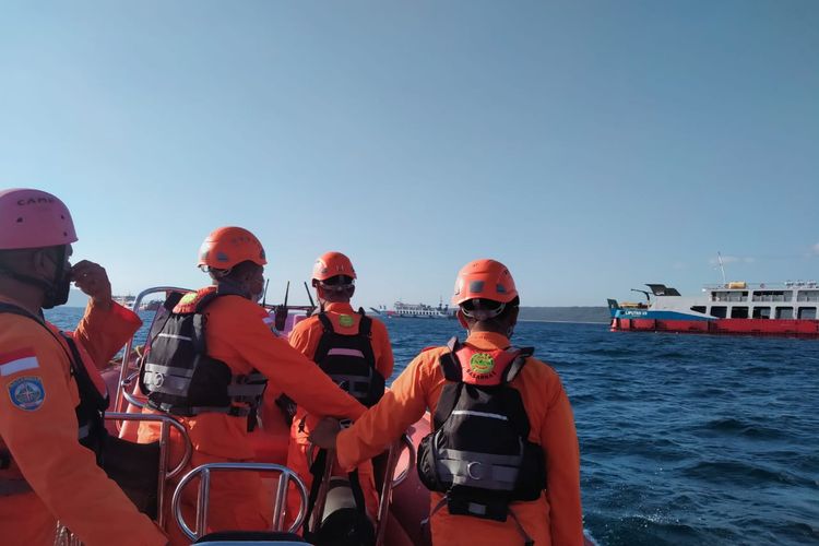 Proses pencarian penumpang KMP Yunicee di perairan Pelabuhan Gilimanuk Bali 