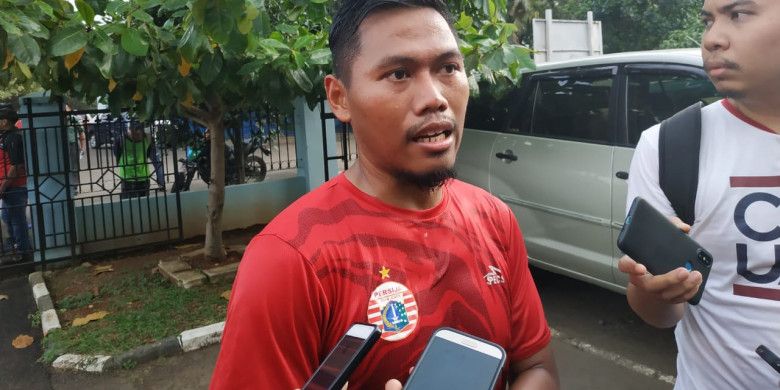 Tony Sucipto menjawab pertanyaan wartawan sesuai latihan perdananya bersama Persija Jakarta di Lapangan PSAU, Jakarta Timur, Jumat (18/1/2019).
