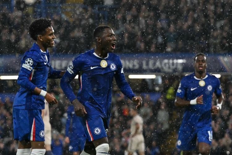 Gelandang Chelsea Moises Caicedo merayakan gol pada laga fase liga Liga Champions UEFA antara Chelsea dan Ajax di Stamford Bridge di London pada 22 Oktober 2025.