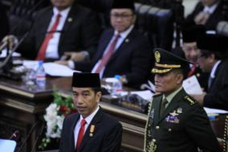 Presiden Republik Indonesia, Joko Widodo memberi pidato laporan pertanggungjawaban lembaga-lembaga negara saat Sidang Paripurna MPR dalam rangka Sidang Tahunan MPR 2015 di Gedung Parlemen, Senayan, Jakarta, Jumat (14/8/2015).