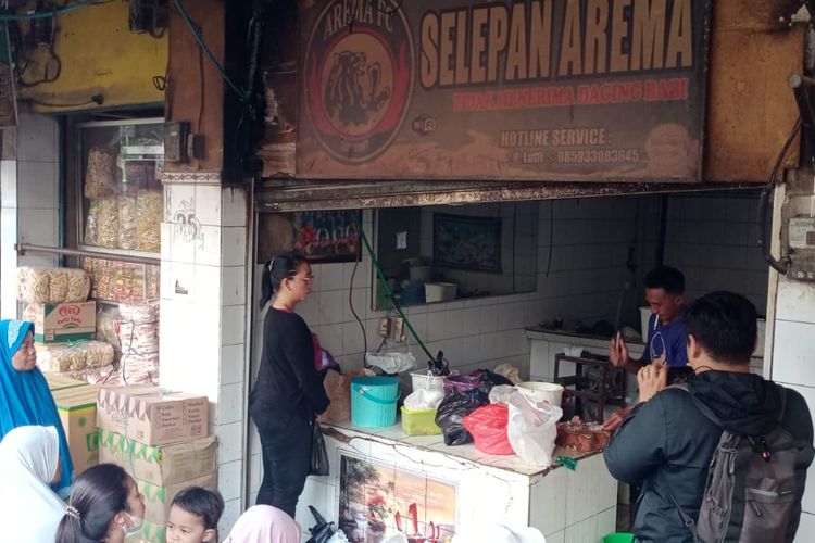 Salah satu tempat penggilingan daging di Pasar Besar Kota Malang, Jawa Timur, Jumat (30/6/2023)