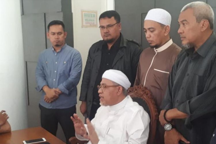 DKM Masjid Al Munawarah beserta Kuasa Hukum melakukan konferensi pers terkait rencana pelaporan wanita yang membawa anjing ke dalam masjid, dalam hal ini yang terlapor adalah SM (52).