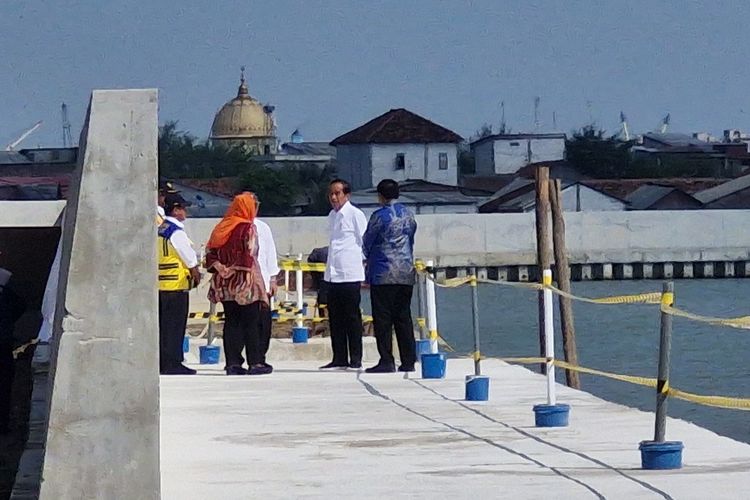 Presiden Joko Widodo meninjau tanggul rob sepanjang 3,6 kilometer di Tambaklorok, Kota Semarang, Jawa Tengah, Senin (17/6/2024).