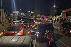 Massa Aksi Tolak UU Cipta Kerja Blokade Jalan AP Pettarani Makassar, Pengendara Terjebak Macet dan Buka Puasa di Jalan