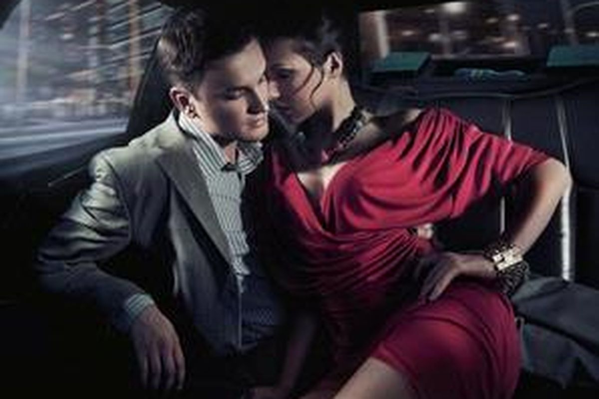 Meskipun kesannya romantis, bercinta di dalam mobil yang sedang melaju kencang tidak disarankan.