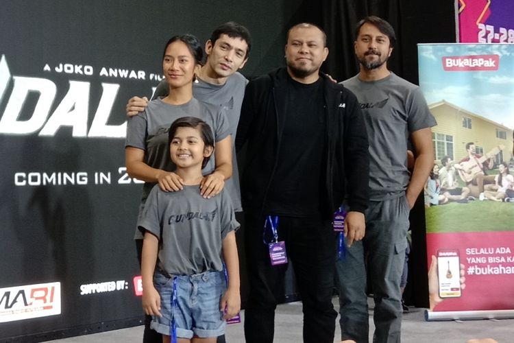 Sebagian pemain film Gundala , yaitu Abimana Aryasatya, Tarra Basro, Bront Palarae, dan Muzakki, serta sutradaranya, Joko Anwar, menghadiri acara Indonesia Comic Con 2018, di Jakarta Convention Center, Minggu (28/10/2018).