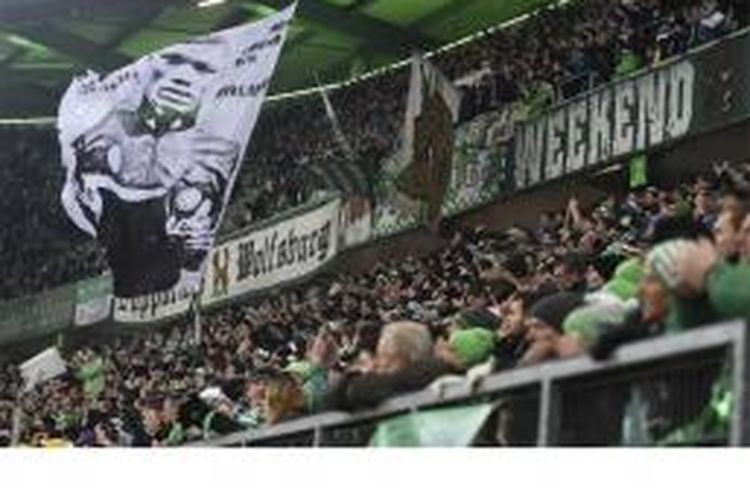 Sebuah poster yang dibentangkan pendukung Wolfsburg untuk menghormati Junior Malanda, yang tewas dalam kecelakaan mobil pada 10 Januari 2015, menjelang pertandingan Bundesliga antara Wolfsburg dan Bayern Muenchen di Volkswagen Arena, Wolfsburg, Jumat (30/1/2015).