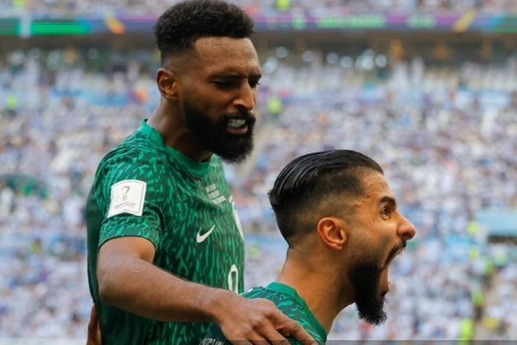 Penyerang timnas Arab Saudi, Saleh Al-Shehri (kanan),  melakukan selebrasi setelah mencetak gol ke gawang Argentina dalam laga pertama Grup C Piala Dunia 2022 di Lusail Stadium, Lusail, Doha, Selasa (22/11/2022).