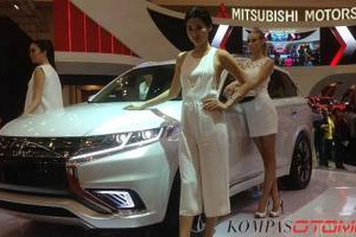 Booth Mitsubishi di pameran otomotif nasional